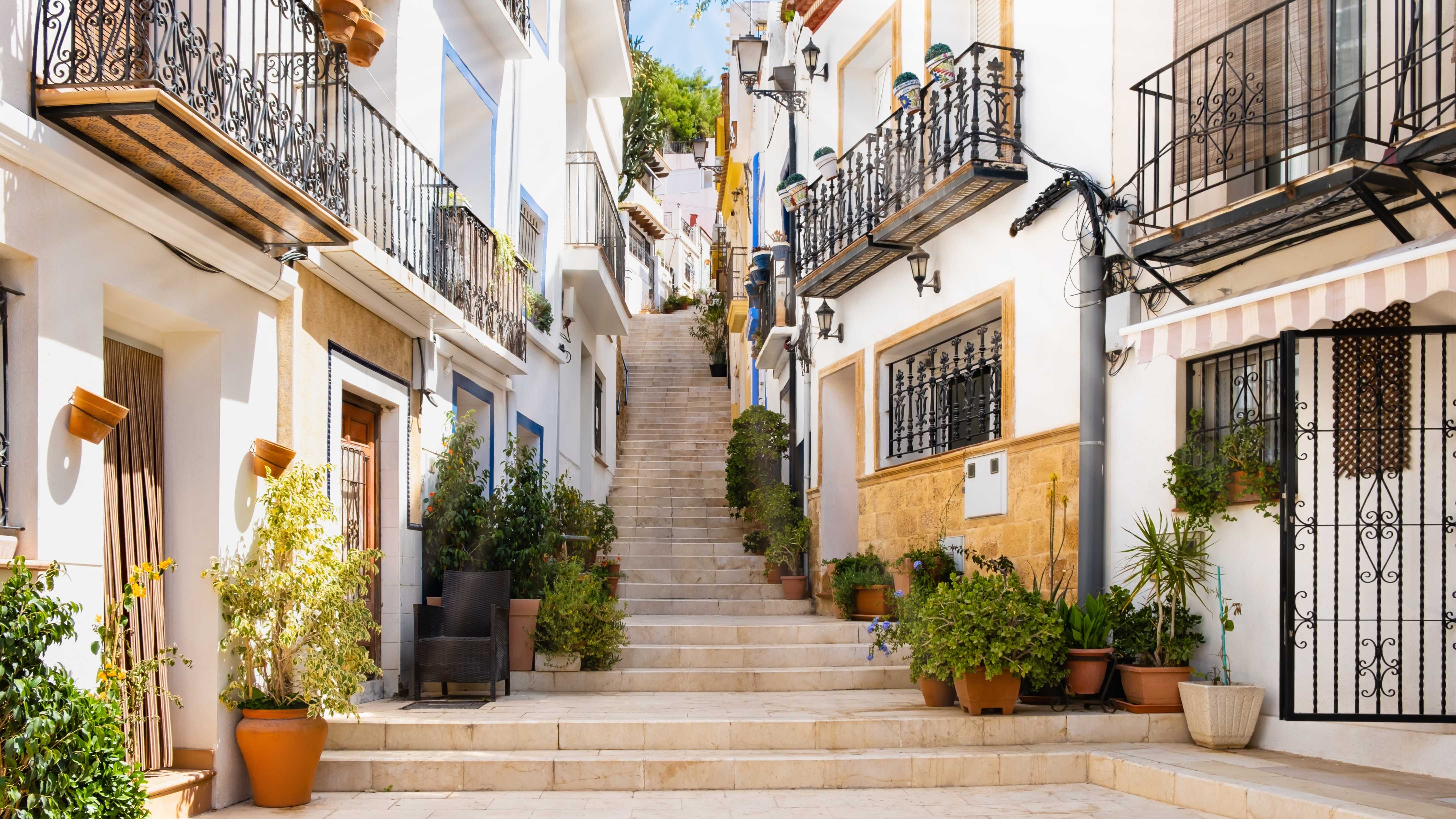 narrow-street-with-stairs-and-white-houses-in-alic-2021-11-02-17-32-13-utc_1.jpg